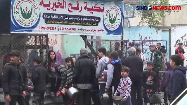 Pengungsi Gaza Antri Makanan di Dapur Darurat Badan Amal di Rafah