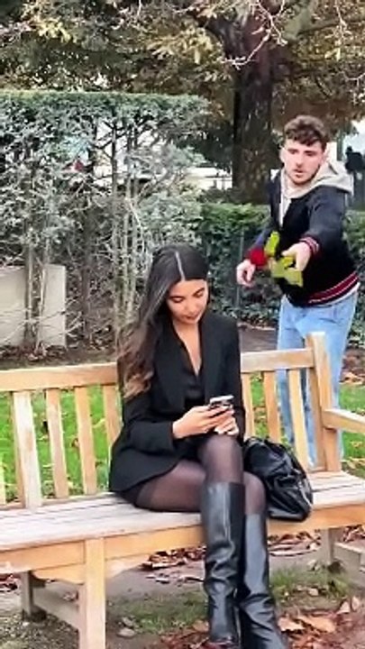 J’OFFRE UNE ROSE À UNE INCONNUE