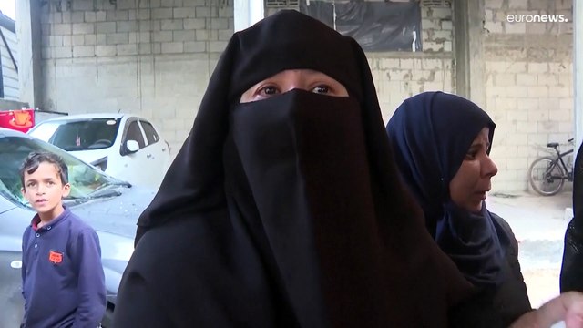 شاهد: بالدموع والحسرة.. فلسطينيون يودعون أحباءهم الذين قتلوا بغارة إسرائيلية على رفح