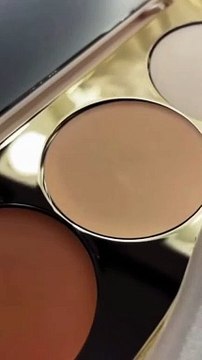 Mystérieux et Glamour : Maquillages des Yeux pour Briller lors des Célébrations des Fêtes