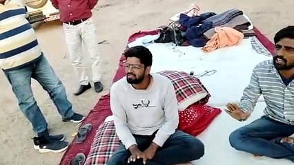 अनशनकारियों को मिला कार्रवाई का आश्वासन, जूस पिलाकर तुड़वाया अनशन