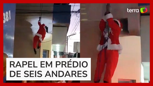 Papai Noel tenta fazer rapel em prédio, enrosca barba em fios e fica pendurado em MG