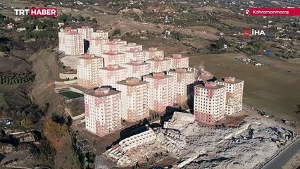 Dinamitle patlatılan binalar saniyeler içinde yıkıldı