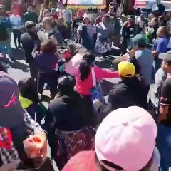 Vendedoras de productos navideños se van a los golpes