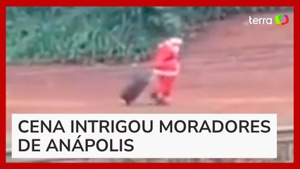 Sem trenó e carregando mala, Papai Noel é flagrado caminhando por estrada em Goiás