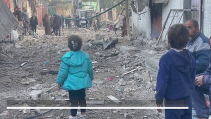 خيام بلاستيكية في منطقة بلا مقومات للحياة.. المواصي تضيق بالنازحين