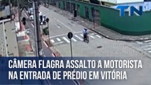 Câmera flagra assalto a motorista na entrada de prédio em Vitória