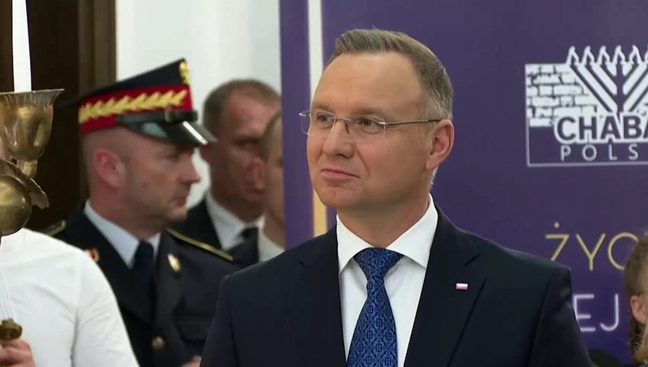 Nach Feuerlöscher-Aktion: Chanukka-Leuchter in Polen brennt wieder