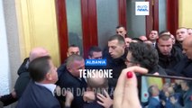 Albania, disordini in parlamento: i deputati dell'opposizione contro l'accordo sui migranti