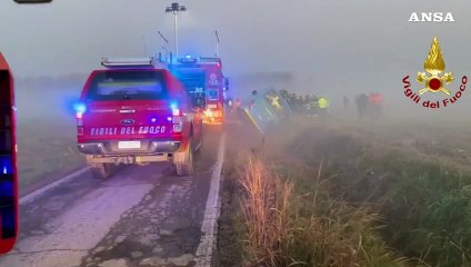 Bus di linea esce di strada e si ribalta: 15 feriti nel Pavese