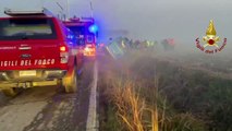 Bus di linea esce di strada e si ribalta, 6 passeggeri incastrati: 3 feriti