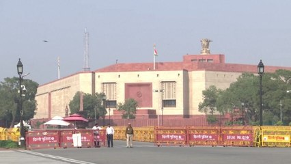 인도 뉴델리 연방 의사당에 2명 난입, 연막통 터뜨려 / YTN