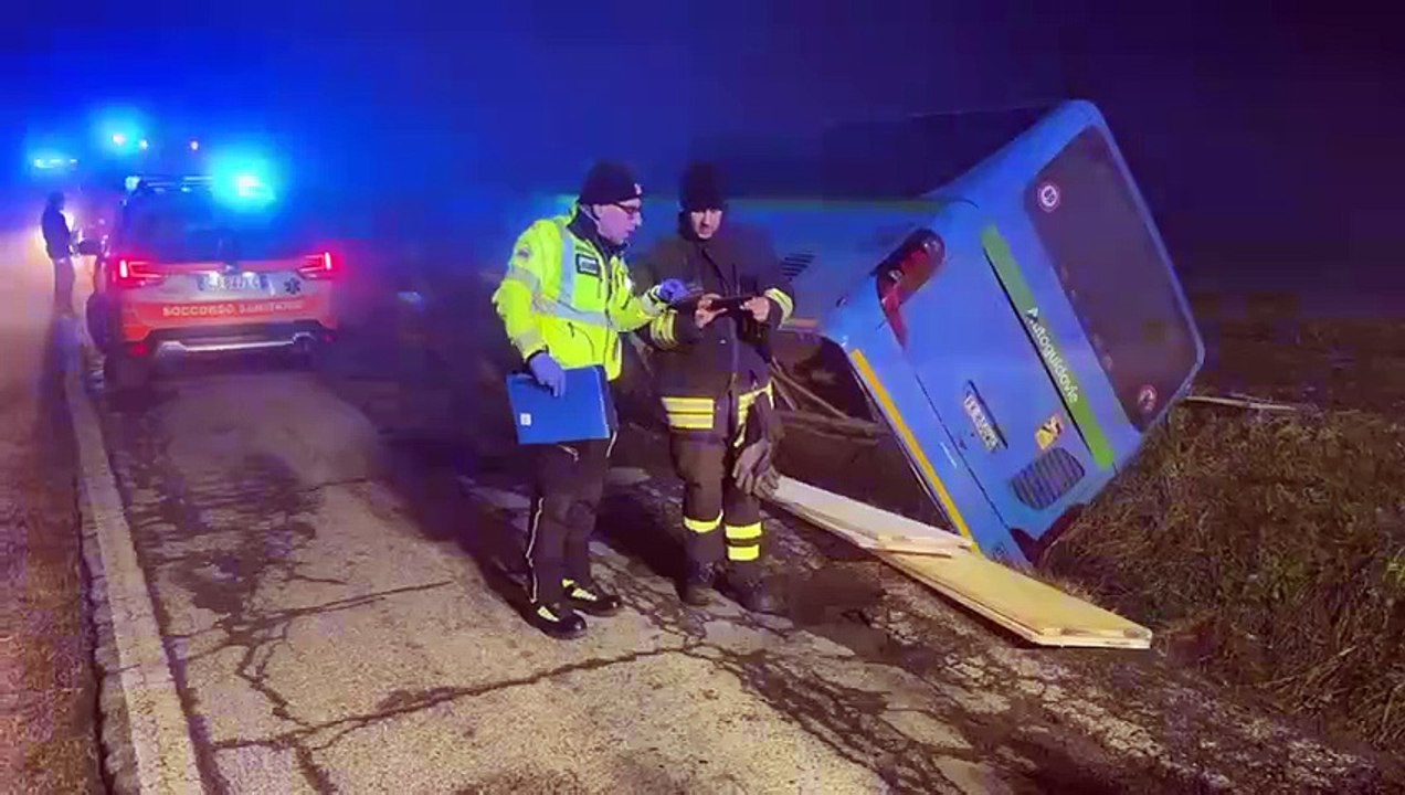 Pullman di linea si ribalta - Incidente shock a Pavia