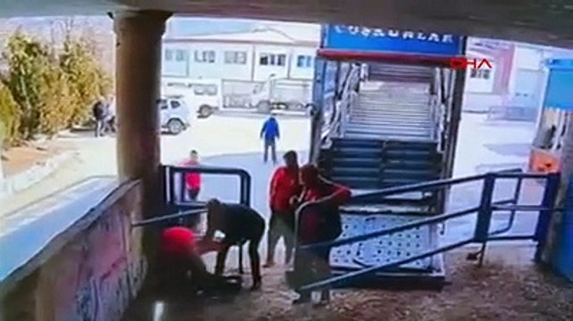 Kesim için getirilen boğa, mezbaha çalışanına saldırdı