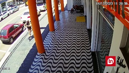 Vídeos mostram PMs correndo atrás de homem no centro de Apucarana