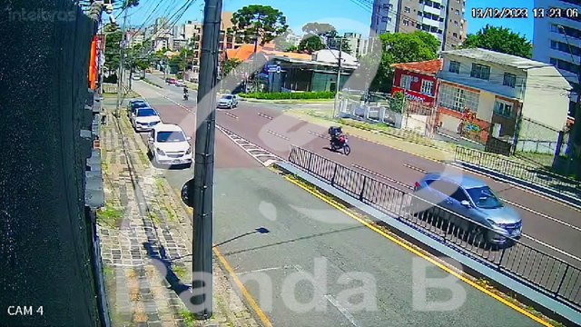 Vídeo mostra acidente que deixou cozinheiro com fratura no braço em Curitiba; motorista fugiu sem prestar socorro