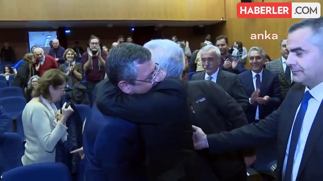 CHP Genel Başkanı Özgür Özel, Osman Özgüven'e Yaşam Boyu Onur Plaketi Takdim Etti