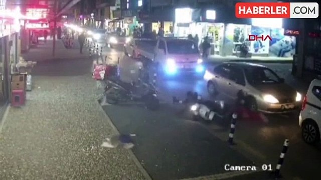 Motosiklet Sürücüsünün Çarptığı Yaya Kurye Ağır Yaralandı