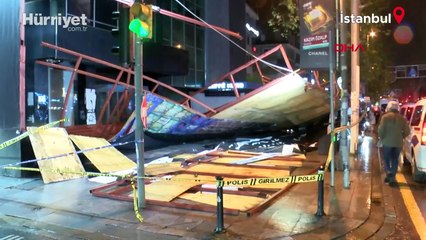 Kadıköy’de şiddetli rüzgar nedeniyle inşaat paneli devrildi