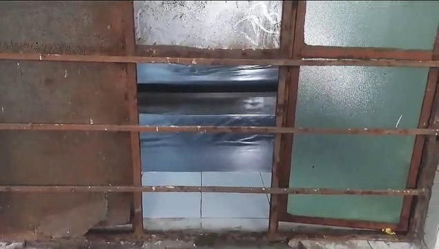 करौली अस्पताल में खिड़कियों में नहीं शीशे, दरवाजे टूटे, सर्दी में ठिठुरने को मजबूर मरीज