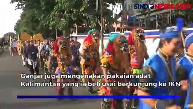 Hadiri Kirab Nitilaku UGM, Ganjar Pranowo Kenakan Pakaian Adat Dayak