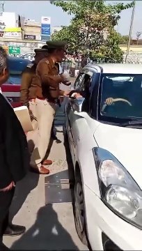 काले कोर्ट के आगे मजबूर हुई खाकी, खूब मिली गालियां , वीडियो वायरल