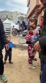 Anak kecil Gaza tak bisa ambil makanan, anak lain bantu beri sedikit makanan di bawa pulang