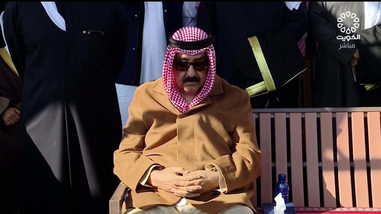 شاهد.. تأثر أمير الكويت الشيخ مشعل الأحمد لحظة دفن الشيخ نواف الأحمد الجابر الصباح في مقبرة الصليبيخات #العربية #الكويت