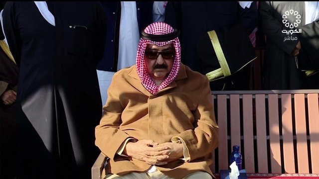 شاهد.. تأثر أمير الكويت الشيخ مشعل الأحمد لحظة دفن الشيخ نواف الأحمد الجابر الصباح في مقبرة الصليبيخات #العربية #الكويت