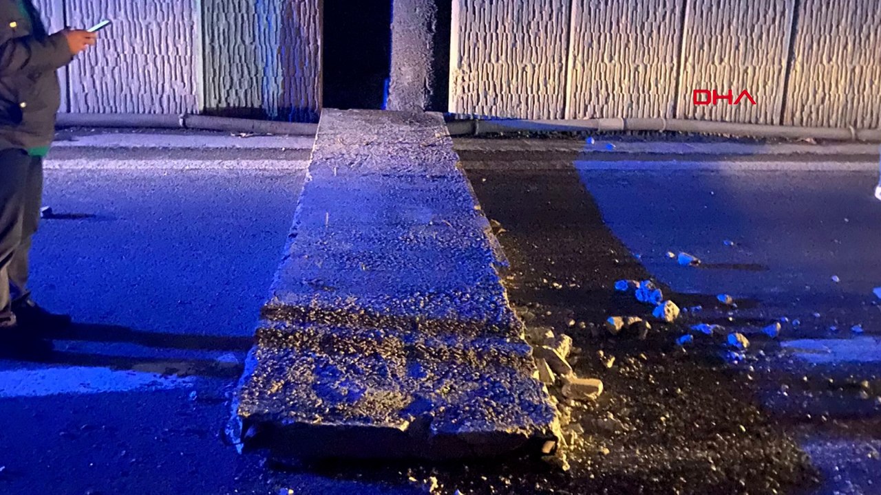 Bağcılar'da yola düşen beton parçası iki otomobile zarar verdi