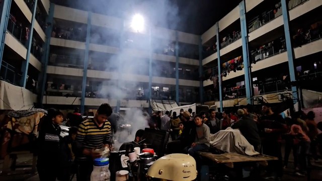 معاناة مستمرة للنازحين في جباليا بسبب الطقس وشح المواد الأساسية