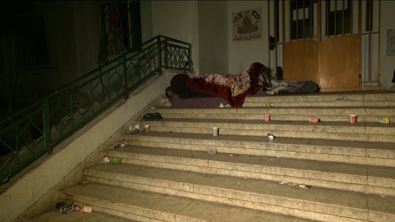 الجزيرة ترصد معاناة النازحين بمحيط مستشفى الشفاء بمدينة غزة