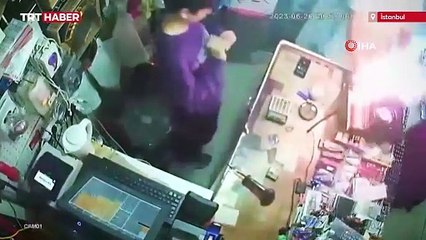 Yanan kamp ocağını eliyle dışarı atıp tekmeyle söndürdü