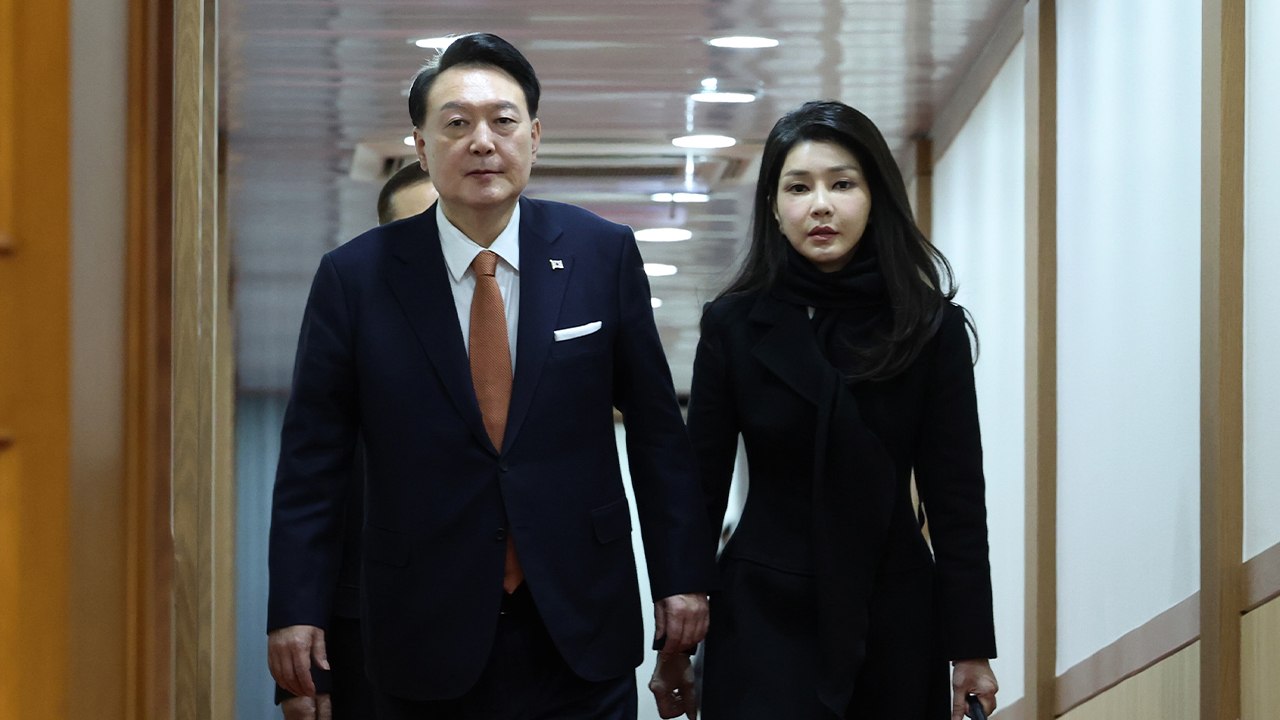 尹, 네덜란드 국빈 방문 마치고 귀국...윤재옥에 "수고 많았다" / YTN
