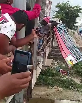 Camioneros haitianos derriban portón de su lado para cruzar a RD