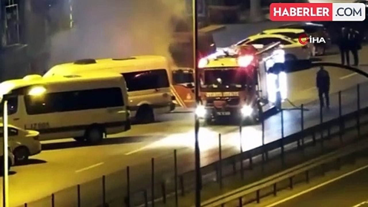Bahçelievler'de park halindeki otomobil alev alev yandı