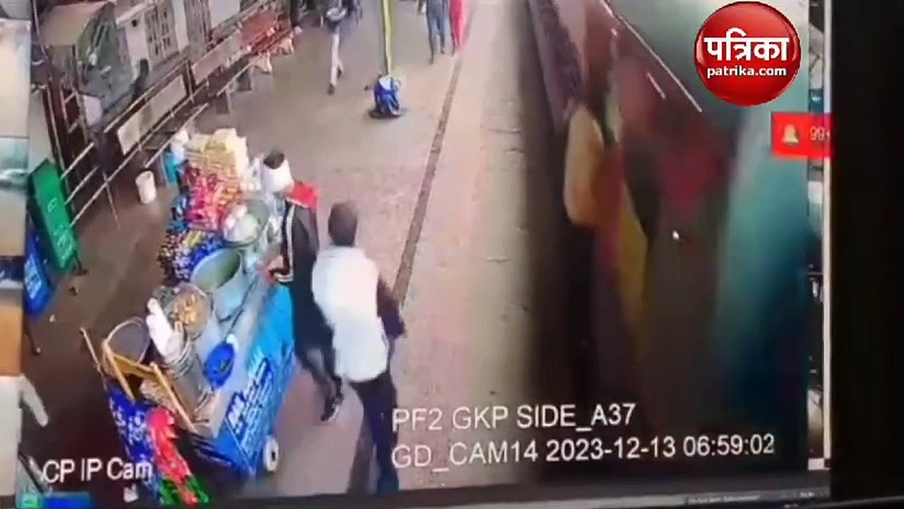 ट्रेन और प्लेटफार्म के बीच में फंसी महिला का वी...
