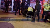 Alkolmetreye üflemeyi reddeden sürücünün polise saldırı anı kamerada