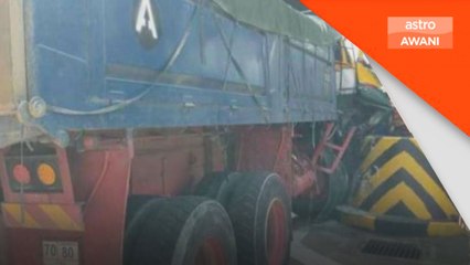 Pemandu lori pasir tersepit rempuh plaza tol