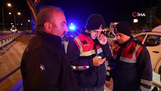 D-100 otoyolunda kimyasal alarm! TIR'ın kimyasal yükü tepkimeye girdi!