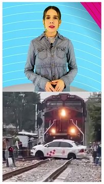 Una mujer que viajaba a bordo de un taxi, murió luego de que el conductor del vehículo de alquiler intentara ganarle el paso al ferrocarril. Este hecho tuvo lugar en el municipio de Tlanepantla, en el Estado de México #TuNotiReel