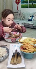 下载视频: Husband Wife Cheating For Food | Husband Wife Funny Eating | Husband Wife Funny Moments | Food Lovers #asmr #foodies #food #spicy #tasty #foodlover