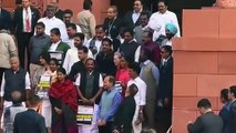 Video: निलंबित सांसदों के धरने में शामिल हुईं सोनिया गांधी, संसद भवन परिसर में निलंबित 15 सांसद कर रहे प्रदर्शन