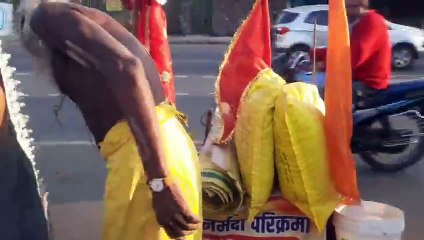 सड़क पर दंडवत प्रणाम के साथ नर्मदा परिक्रमा पूरा करने का संकल्प