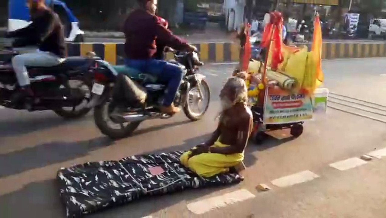 सड़क पर दंडवत प्रणाम के साथ नर्मदा परिक्रमा पूरा करने का संकल्प