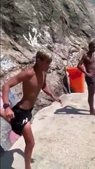 Timing parfait pour ce plongeur... enfin presque