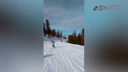 Un ours vient couper la route à des skieurs en Californie... flippant