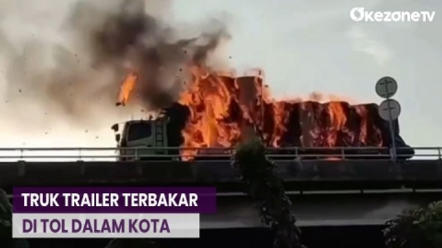 Truk Trailer Bermuatan Gulungan Kertas Terbakar di Tol Dalam Kota