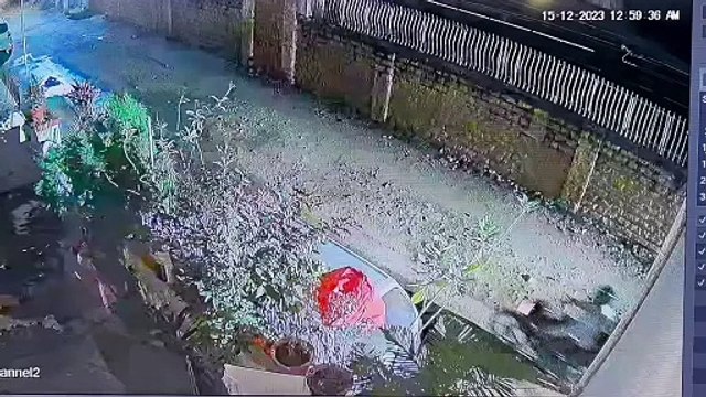 आधी रात बाइक पर आए दो लड़के, पेट्रोल डाल कार को किया आग के हवाले, देखें CCTV फुटेज