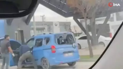 Elindeki sopayla sürücüyü darp etti!